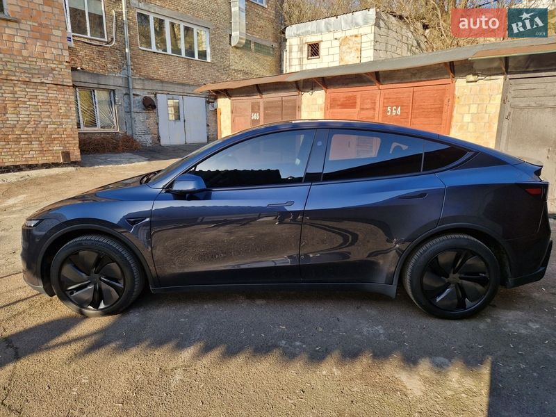 Внедорожник / Кроссовер Tesla Model Y 2025 в Киеве