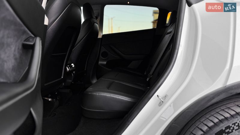 Внедорожник / Кроссовер Tesla Model Y 2023 в Ровно