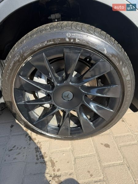 Внедорожник / Кроссовер Tesla Model Y 2024 в Ивано-Франковске