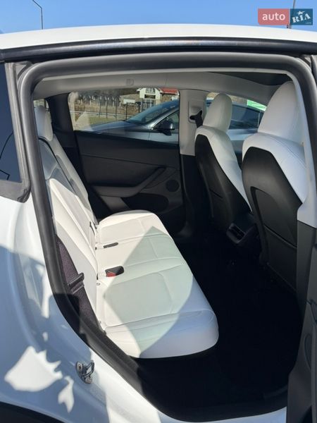 Внедорожник / Кроссовер Tesla Model Y 2024 в Ужгороде