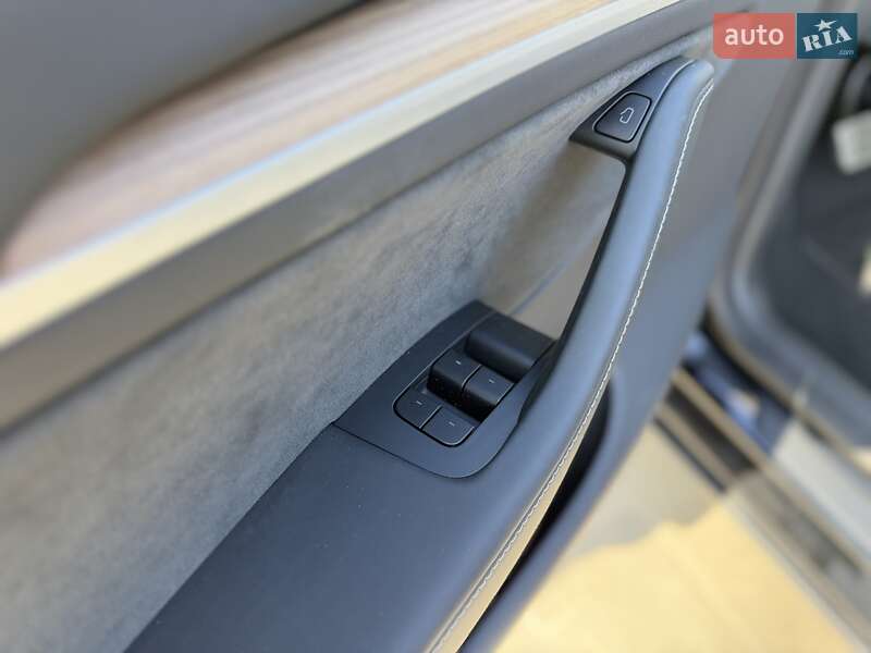 Позашляховик / Кросовер Tesla Model Y 2024 в Києві