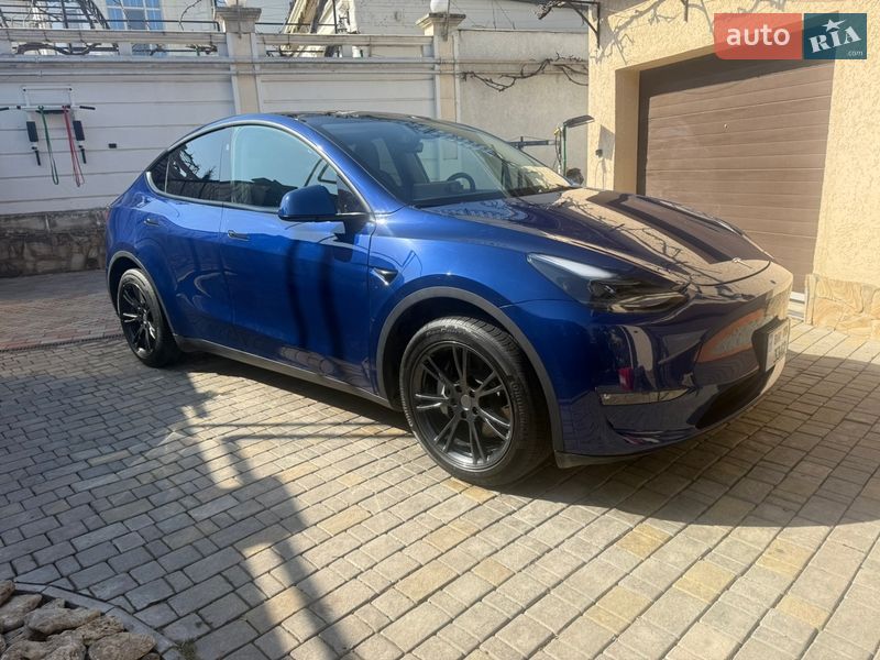 Tesla Model Y 2024