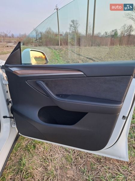 Внедорожник / Кроссовер Tesla Model Y 2023 в Львове