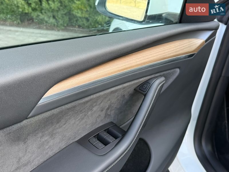 Внедорожник / Кроссовер Tesla Model Y 2024 в Стрые