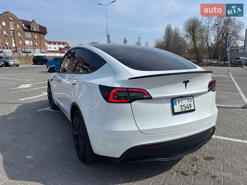 Tesla Model Y 2025