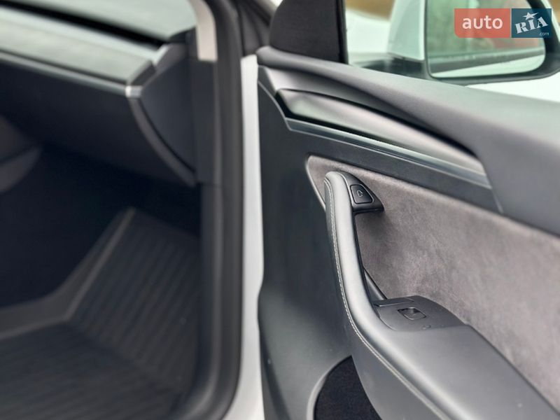 Внедорожник / Кроссовер Tesla Model Y 2023 в Киеве