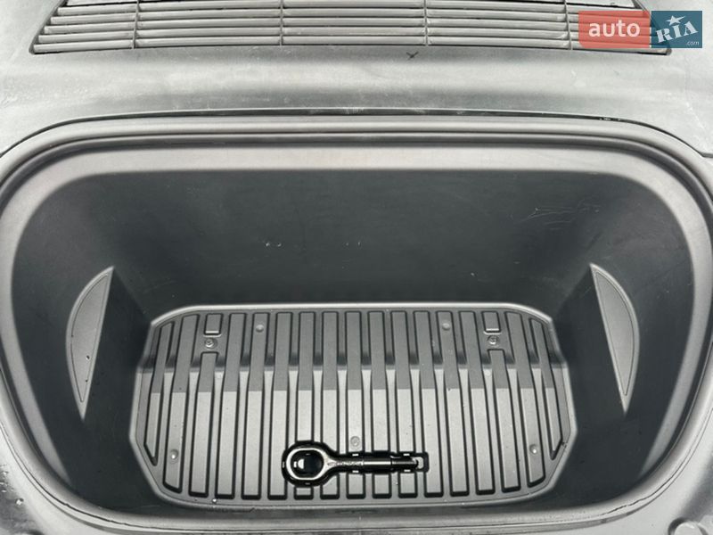 Внедорожник / Кроссовер Tesla Model Y 2023 в Киеве