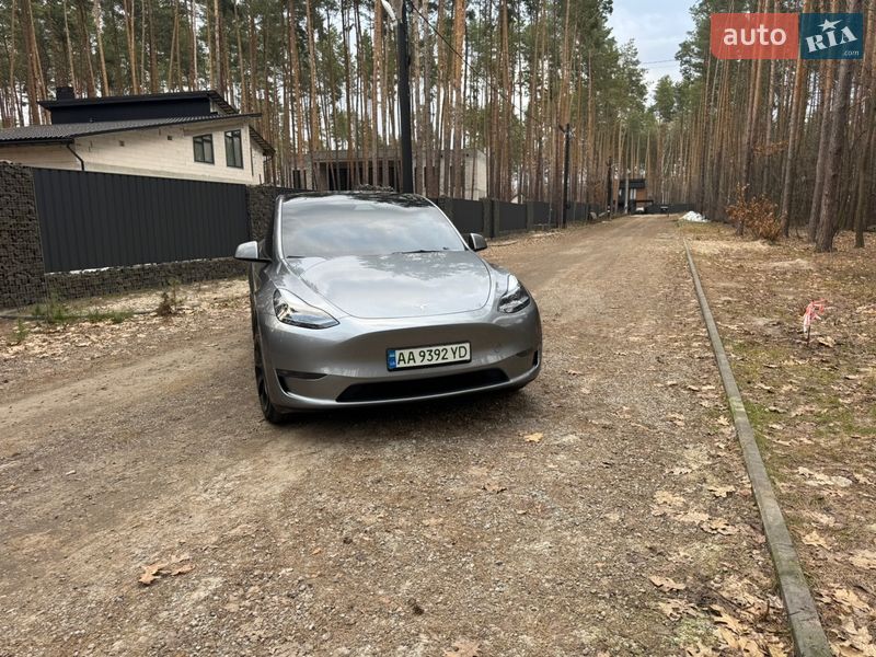 Tesla Model Y 2024