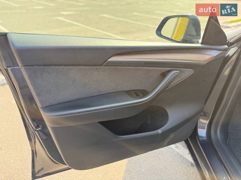 Позашляховик / Кросовер Tesla Model Y 2024 в Києві фото 18 Позашляховик / Кросовер Tesla Model Y 2024 в Києві