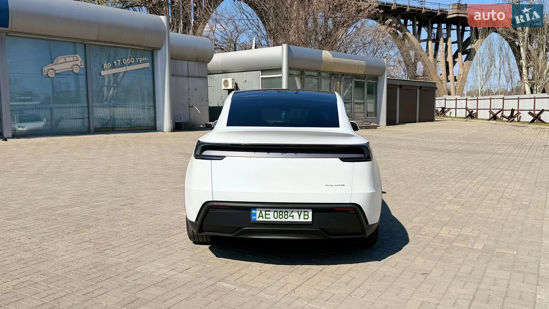 2025 Tesla Model Y - мініатюра 10