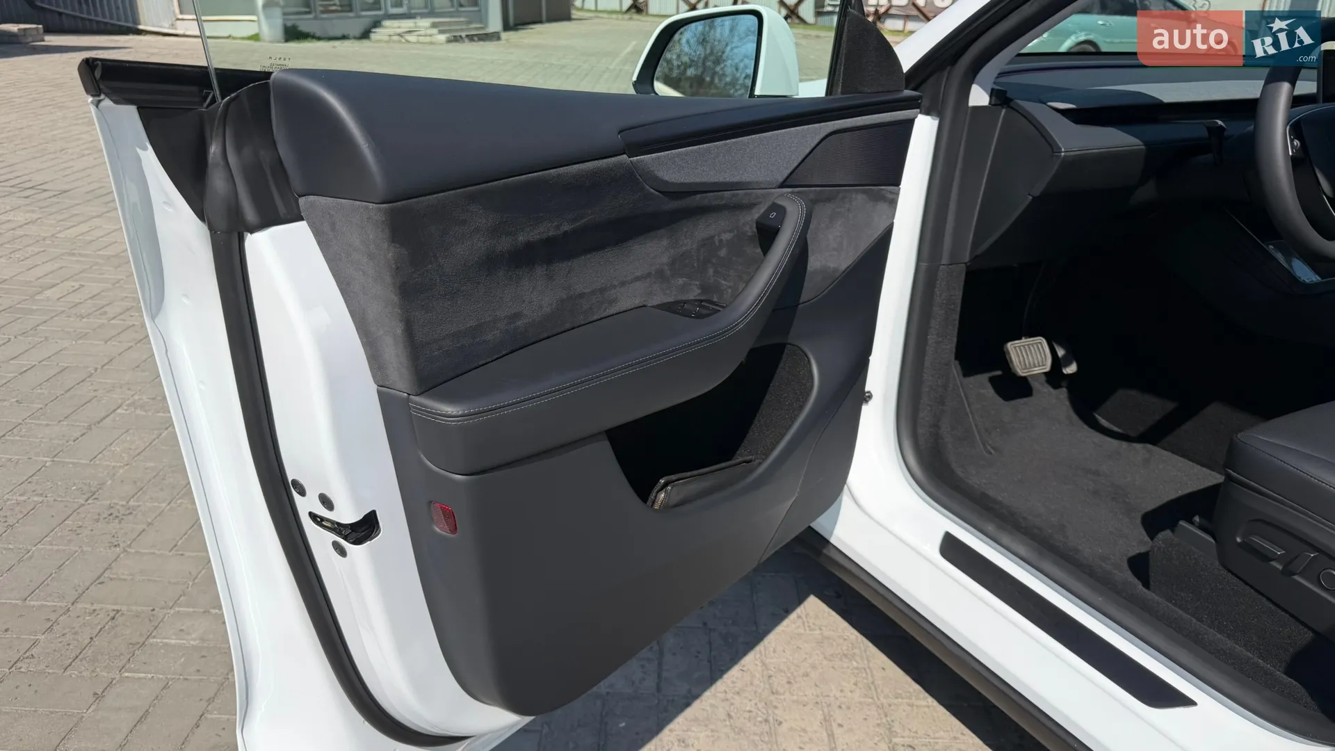 2025 Tesla Model Y - мініатюра 24