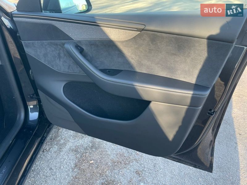 Позашляховик / Кросовер Tesla Model Y 2025 в Рівному