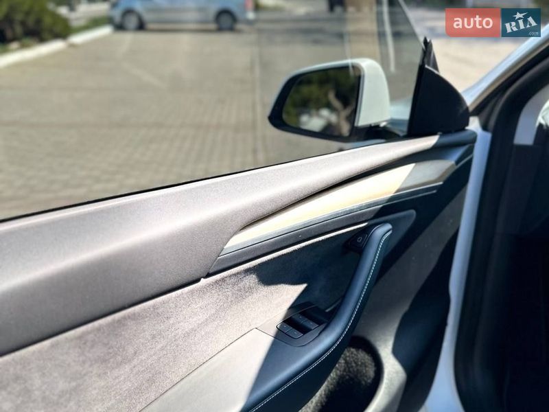 Внедорожник / Кроссовер Tesla Model Y 2023 в Ужгороде