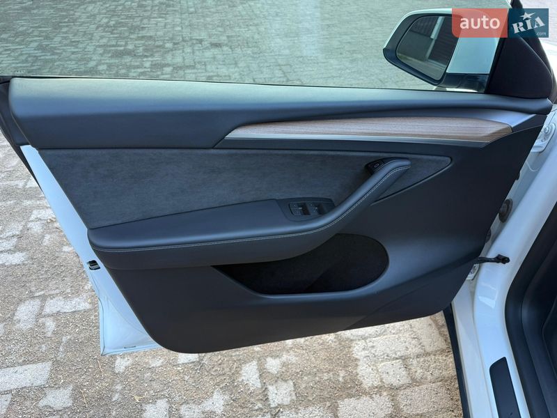 Внедорожник / Кроссовер Tesla Model Y 2024 в Ровно