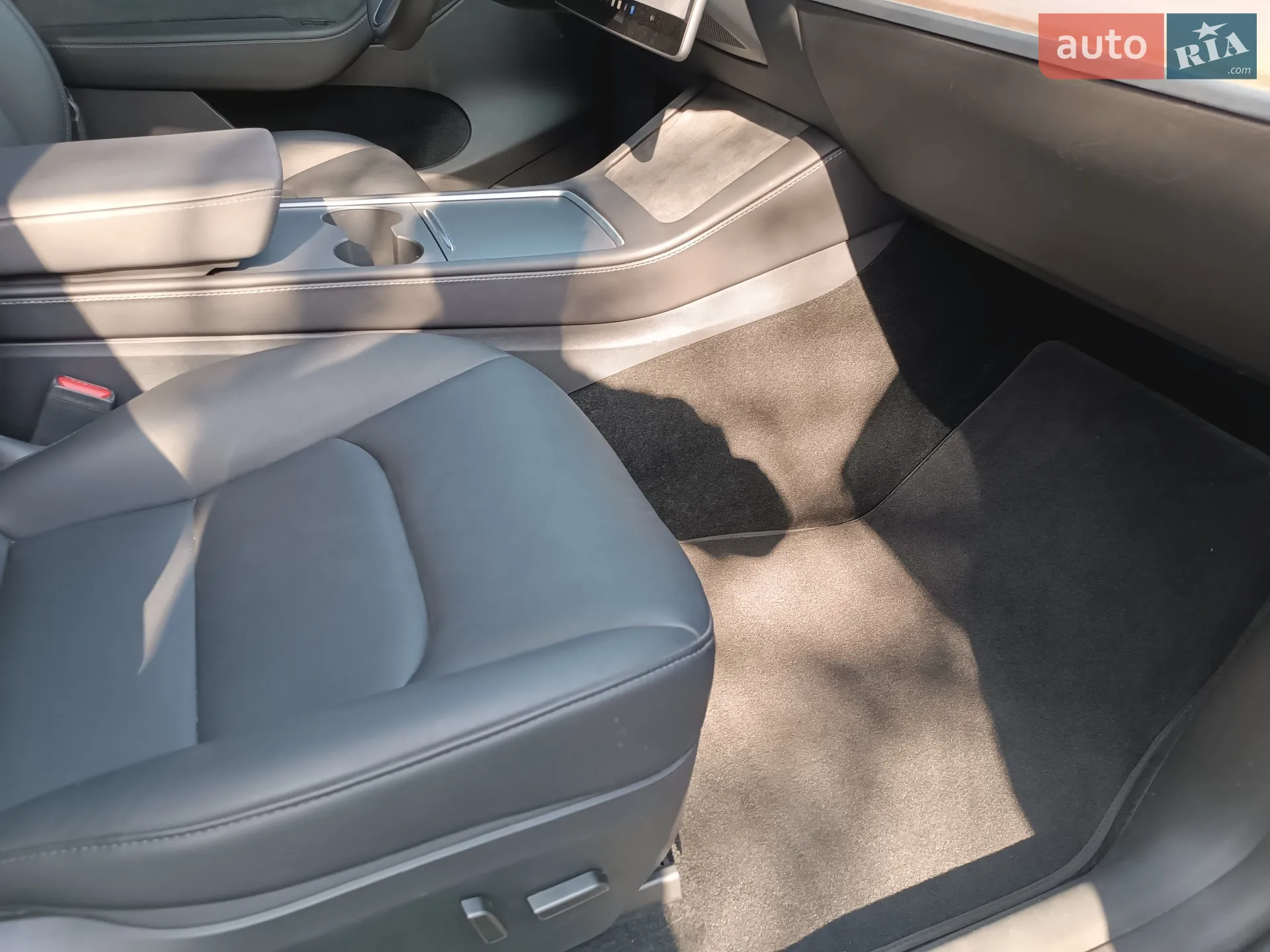 2025 Tesla Model Y - мініатюра 30