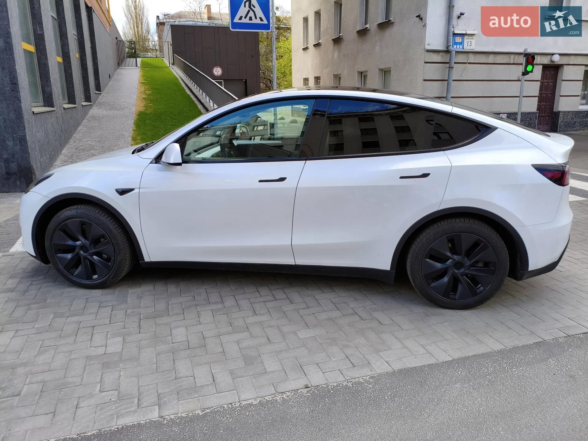2025 Tesla Model Y - мініатюра 2