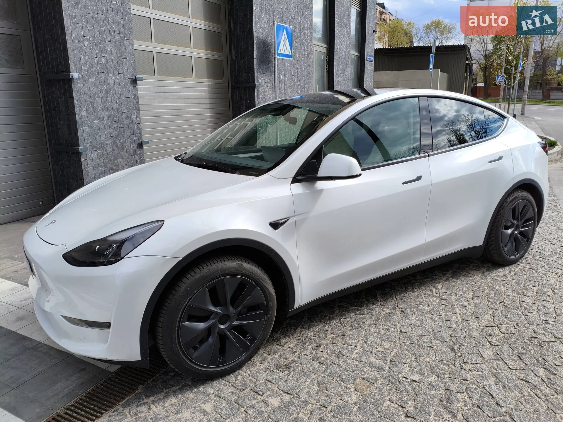2025 Tesla Model Y - фото 1