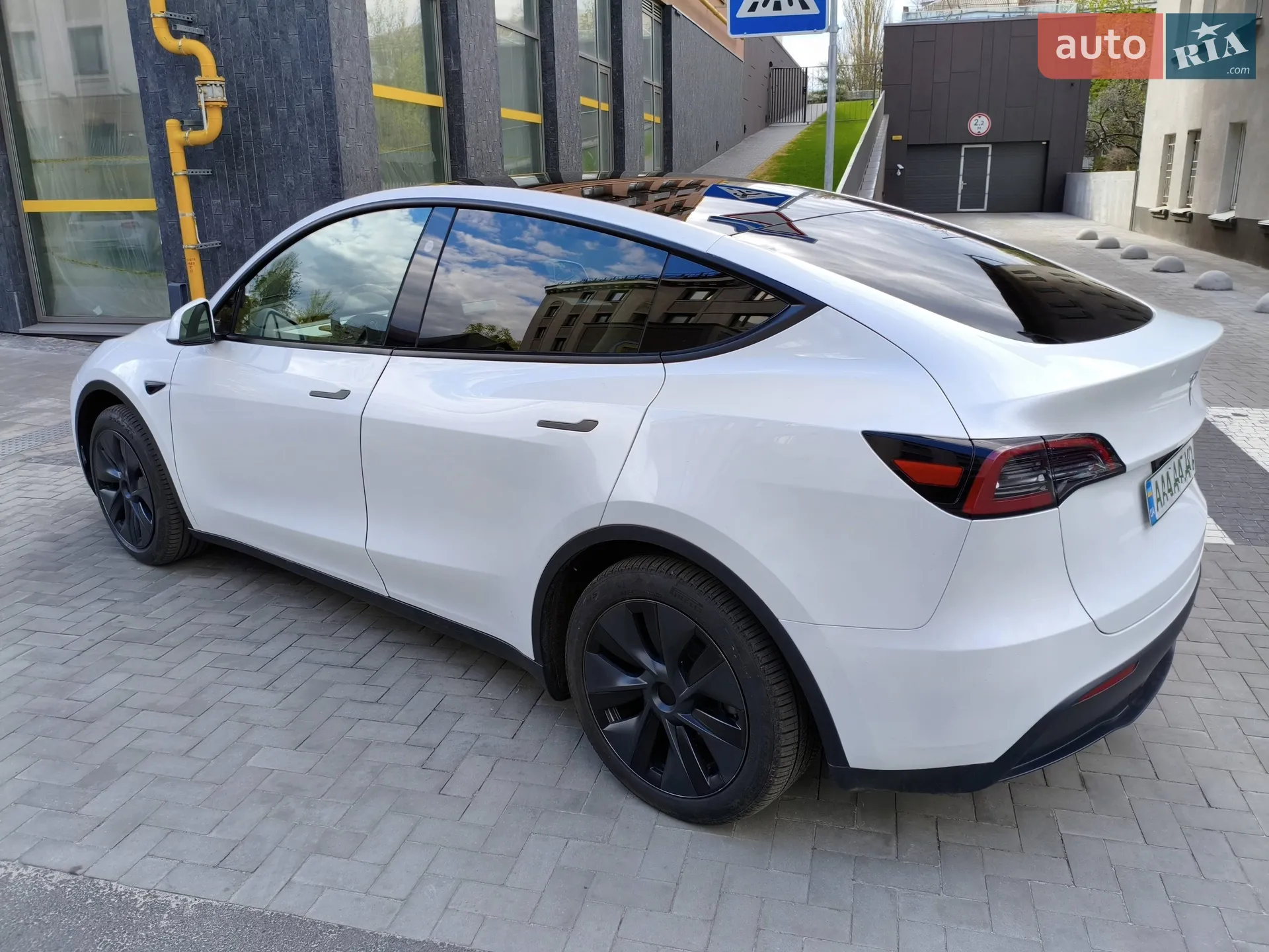2025 Tesla Model Y - мініатюра 3