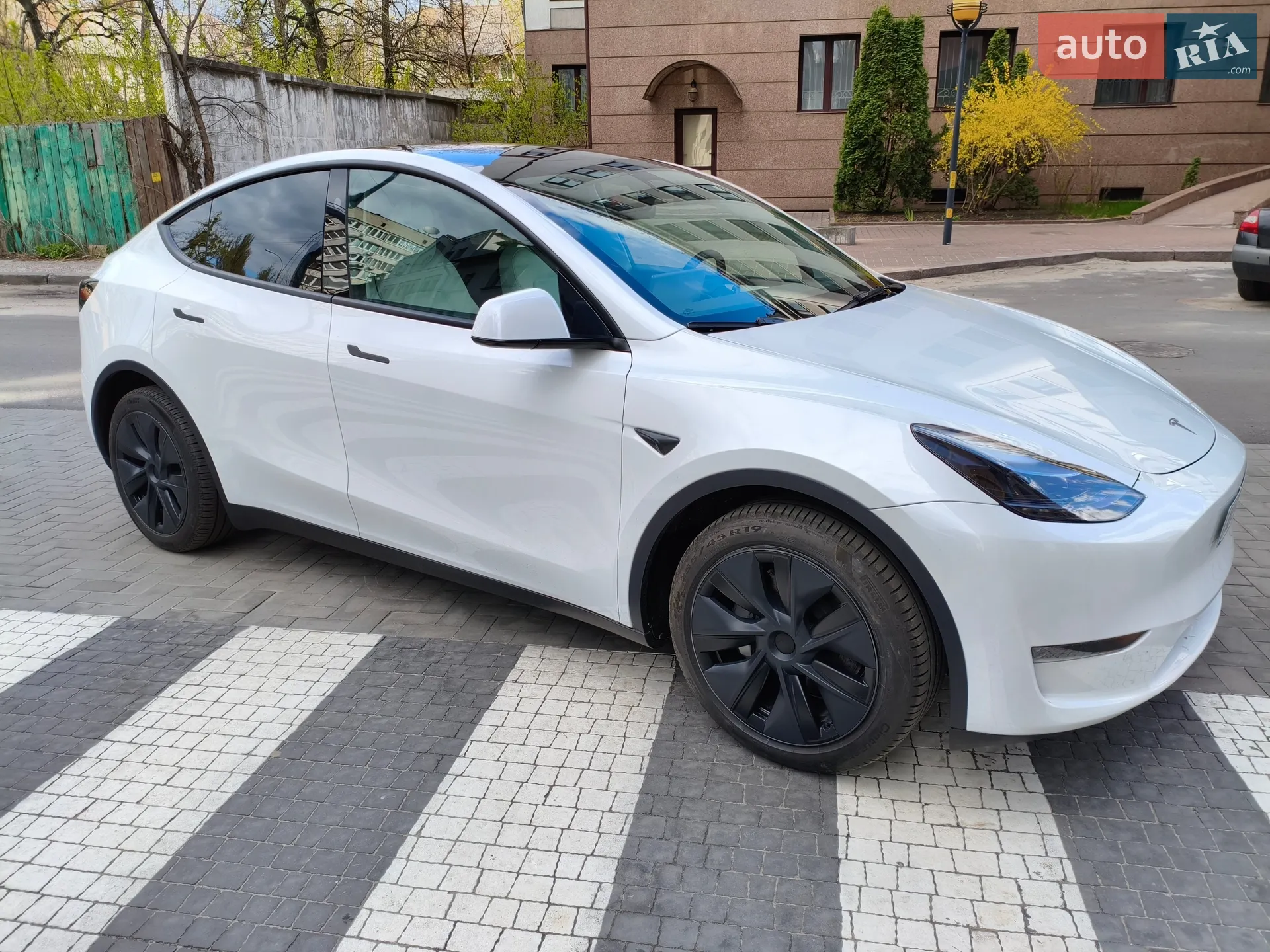 2025 Tesla Model Y - мініатюра 6