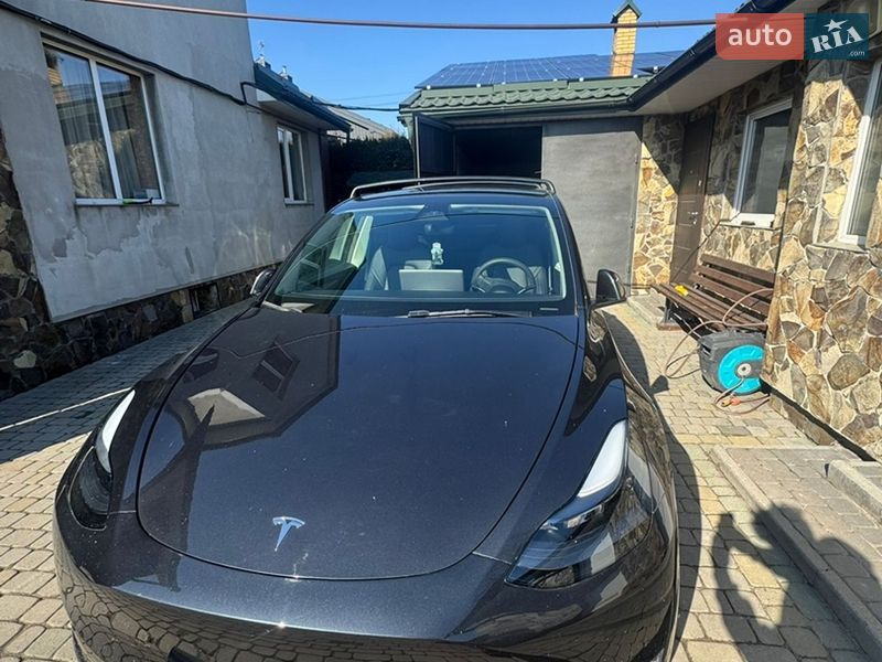 Tesla Model Y 2024