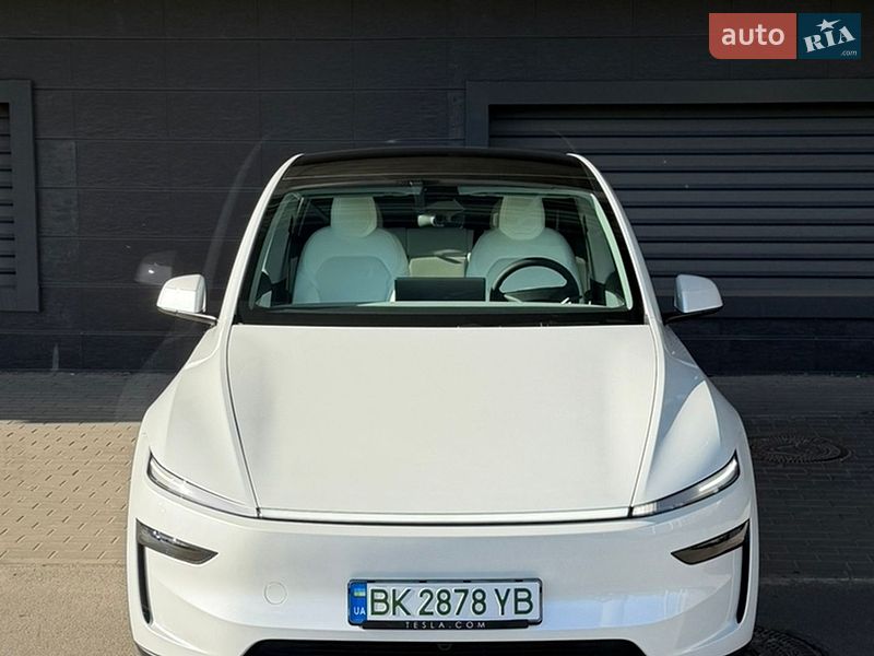 Tesla Model Y 2025