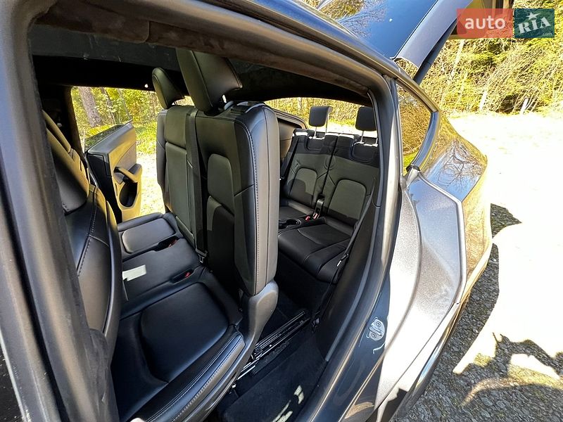 Позашляховик / Кросовер Tesla Model Y 2023 в Долині