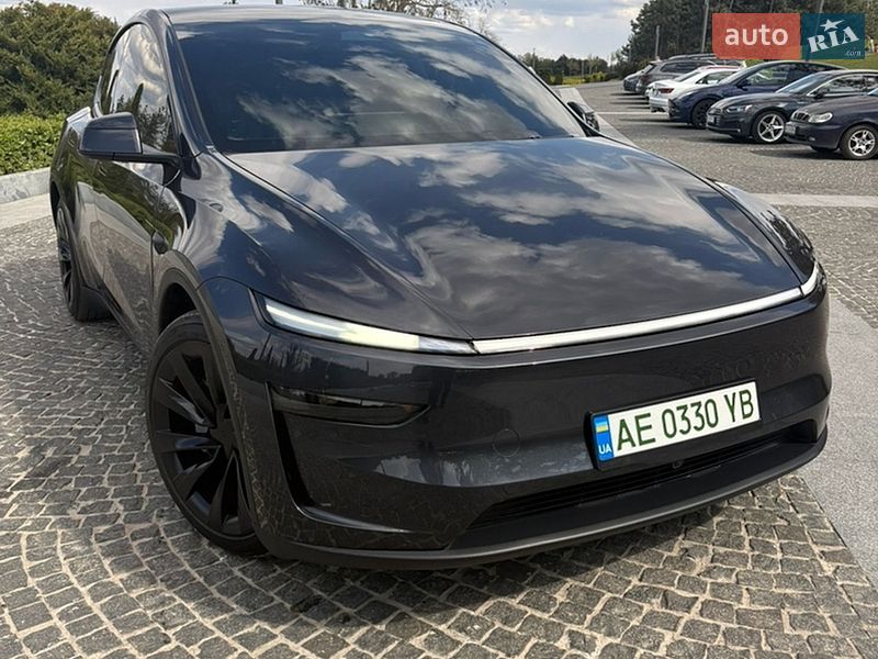 Tesla Model Y 2025