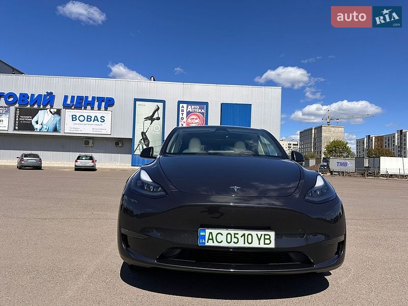 Tesla Model Y 2024
