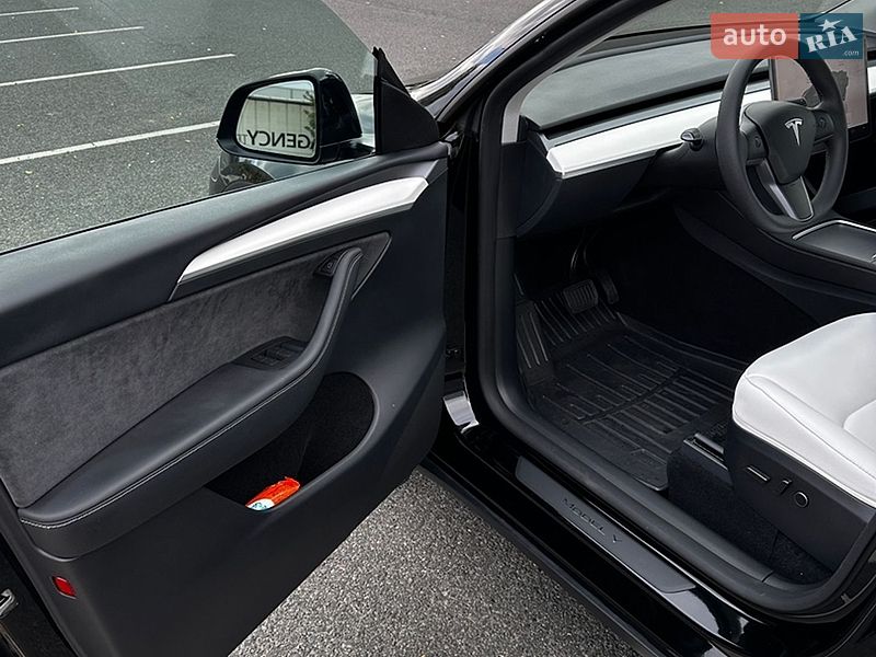 Внедорожник / Кроссовер Tesla Model Y 2024 в Киеве