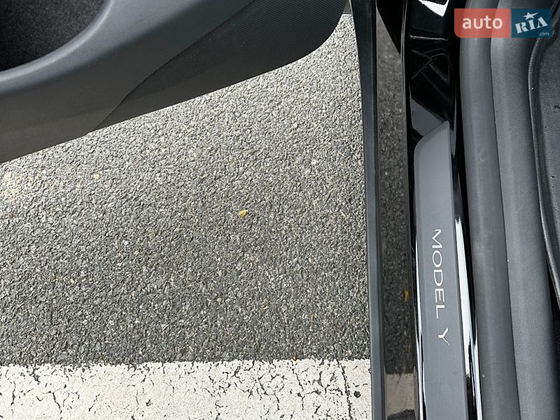 Внедорожник / Кроссовер Tesla Model Y 2024 в Киеве