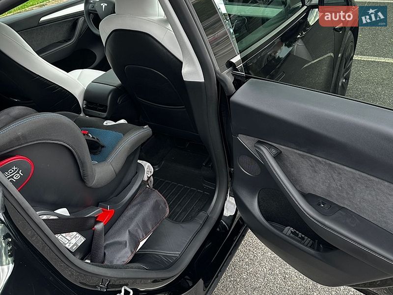 Внедорожник / Кроссовер Tesla Model Y 2024 в Киеве