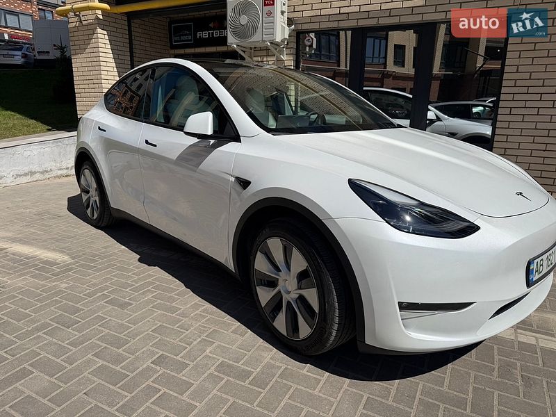 Tesla Model Y 2024