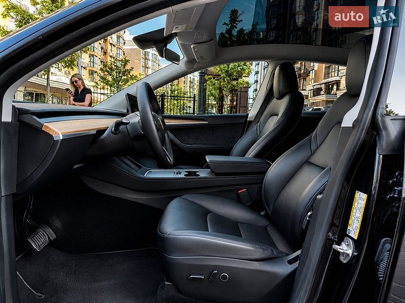 Внедорожник / Кроссовер Tesla Model Y 2024 в Киеве