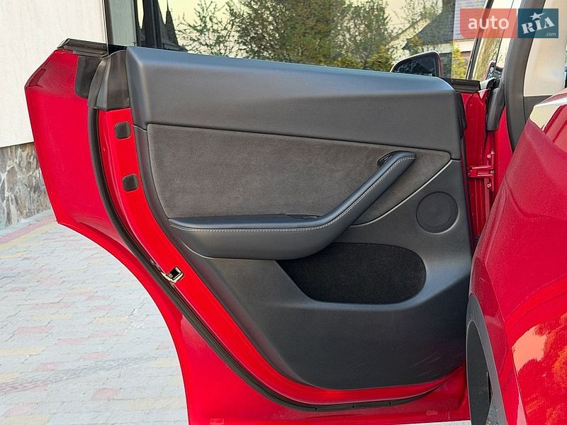 Внедорожник / Кроссовер Tesla Model Y 2023 в Стрые