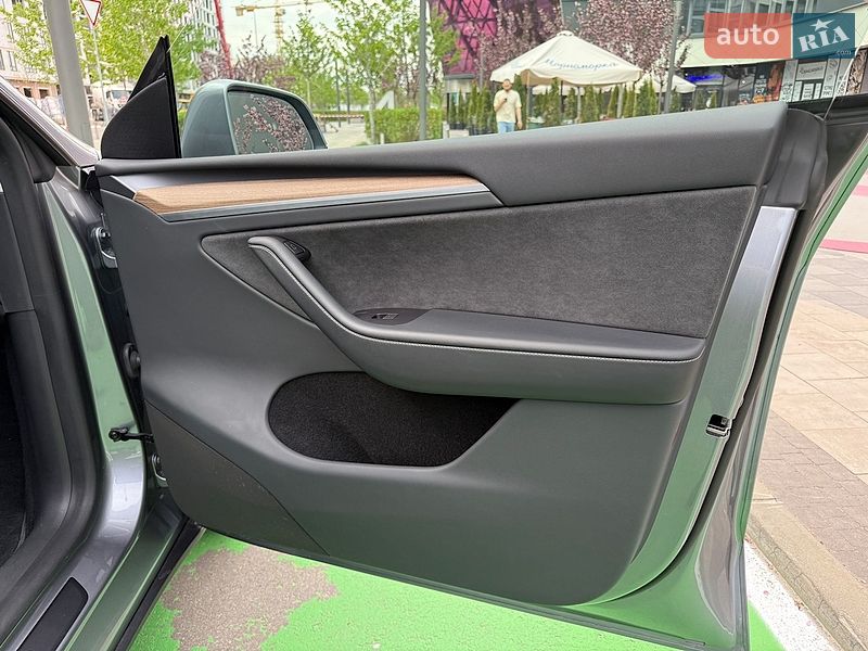 Позашляховик / Кросовер Tesla Model Y 2024 в Києві