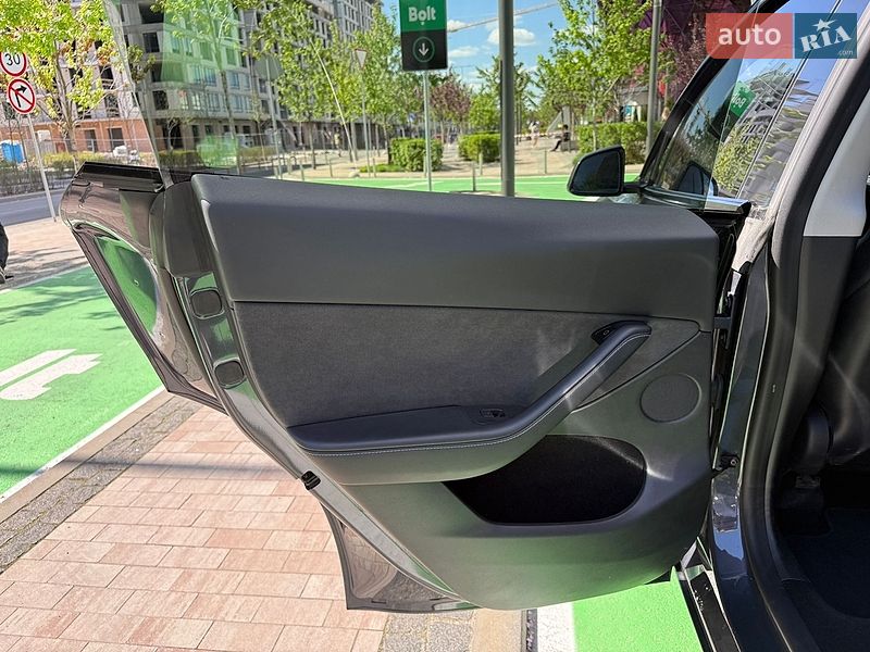 Внедорожник / Кроссовер Tesla Model Y 2023 в Киеве