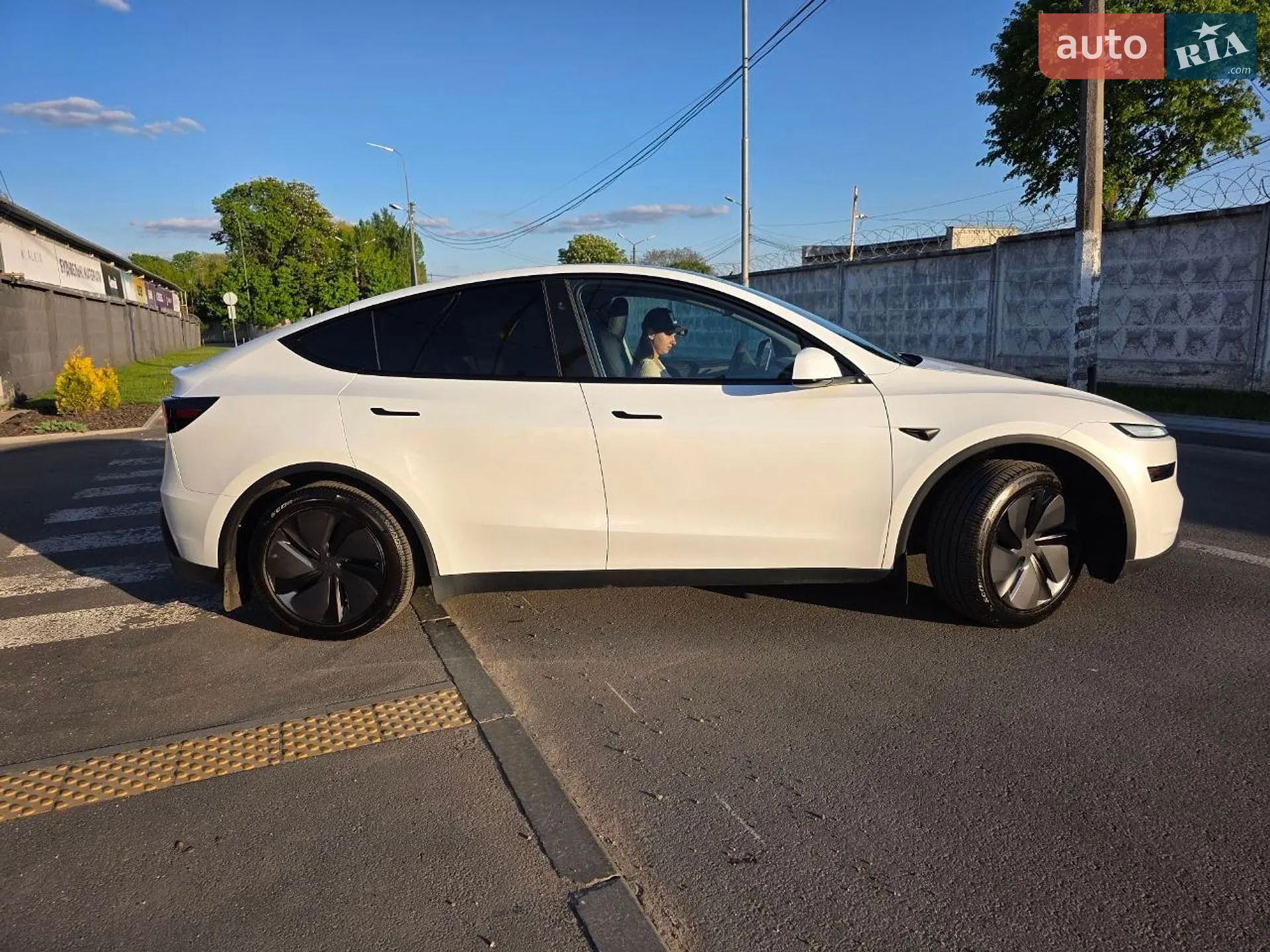 2025 Tesla Model Y - мініатюра 8