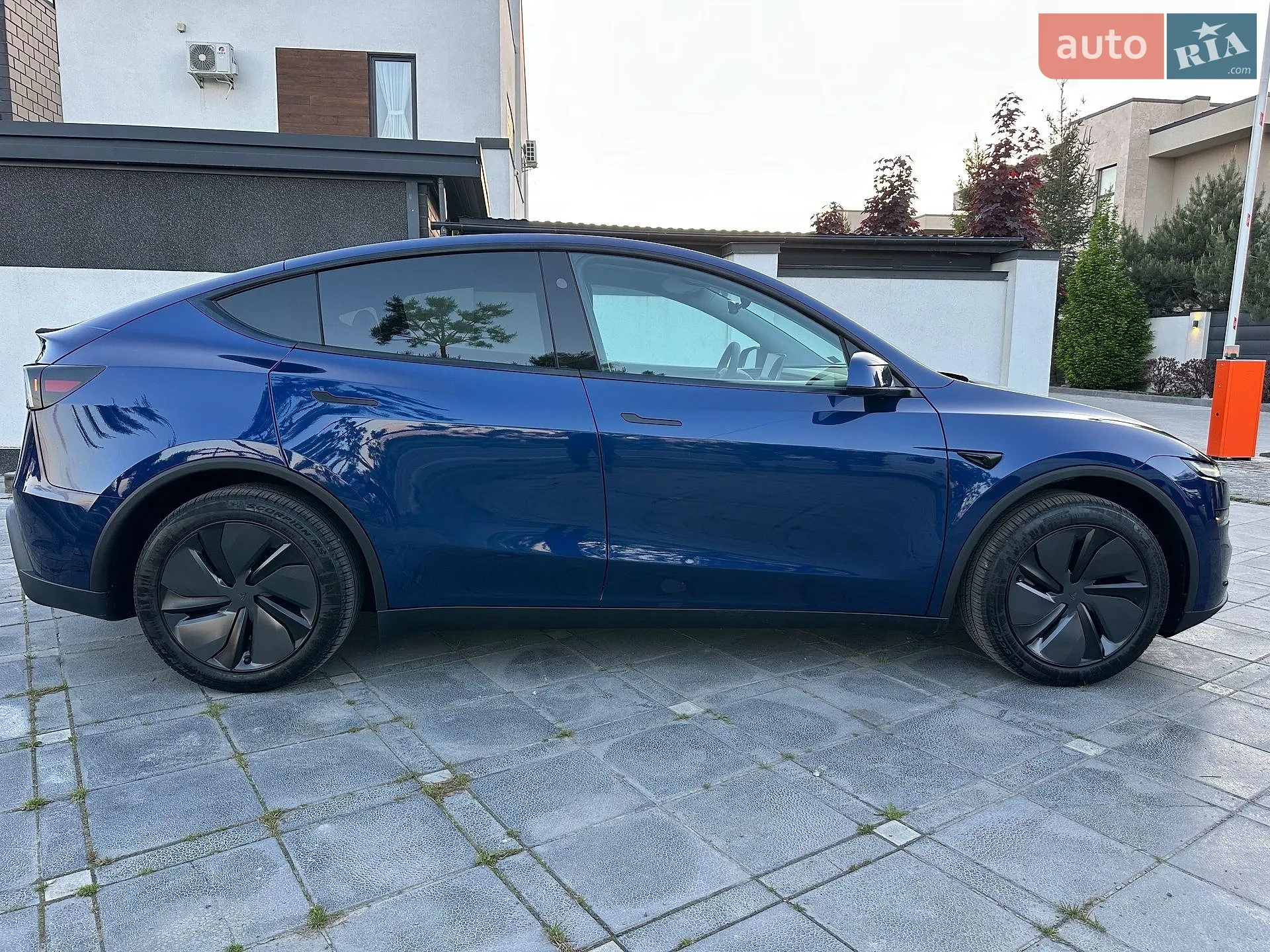 2025 Tesla Model Y - мініатюра 4