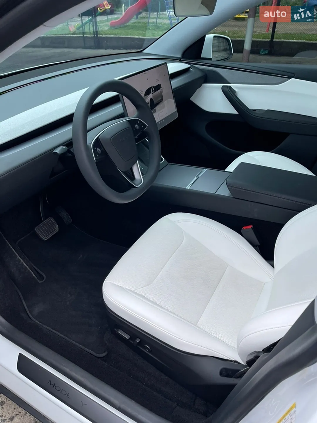 2025 Tesla Model Y - мініатюра 4
