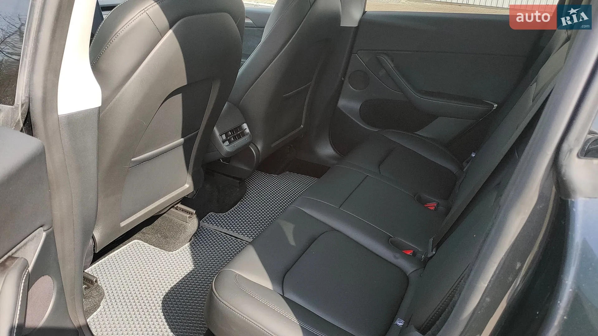 2025 Tesla Model Y - мініатюра 19
