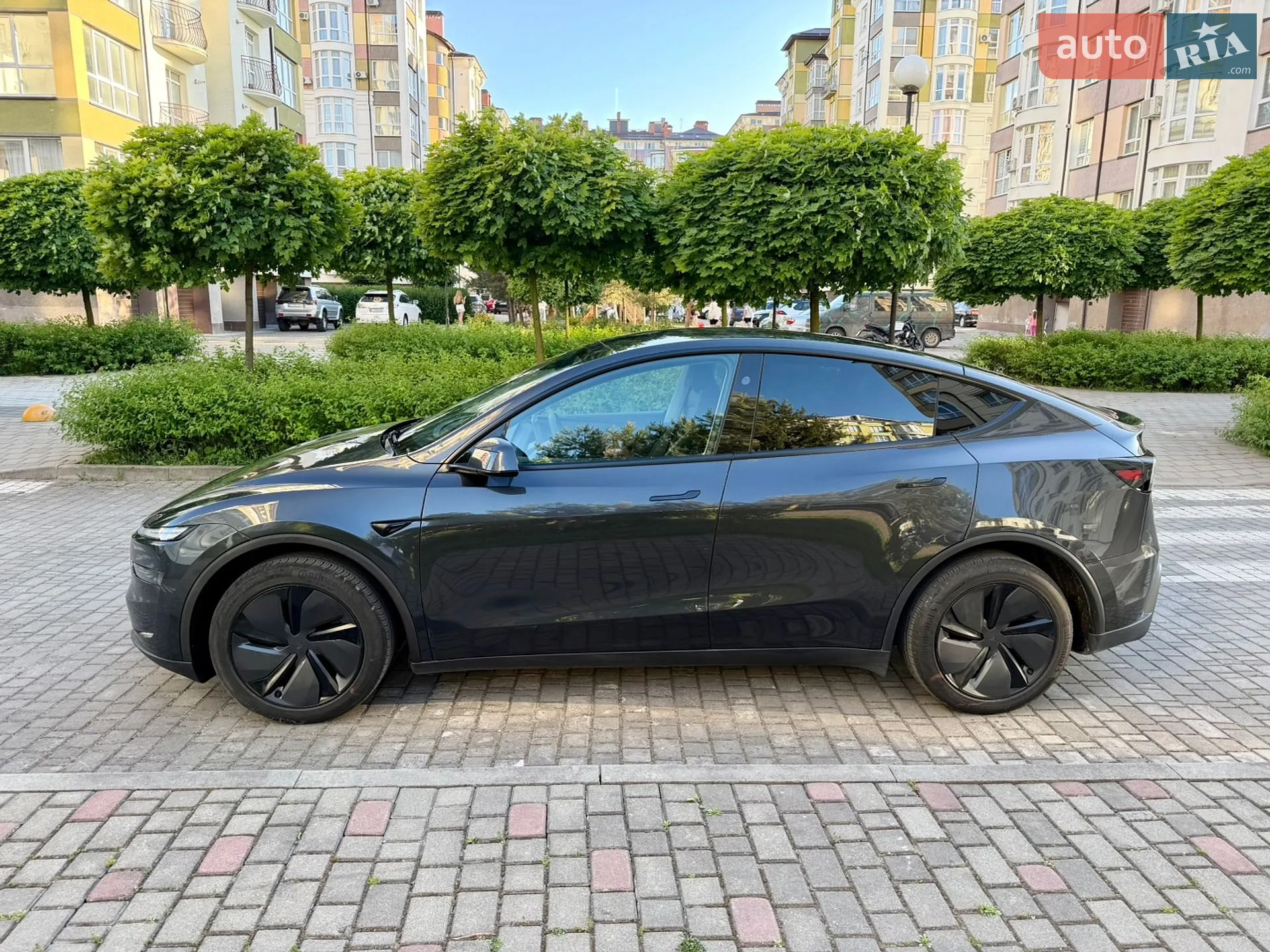 2025 Tesla Model Y - мініатюра 3