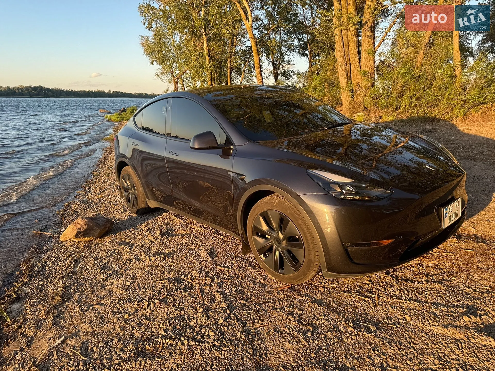 2024 Tesla Model Y - мініатюра 3