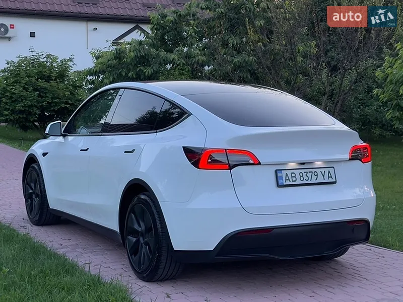 Tesla Model Y 2024