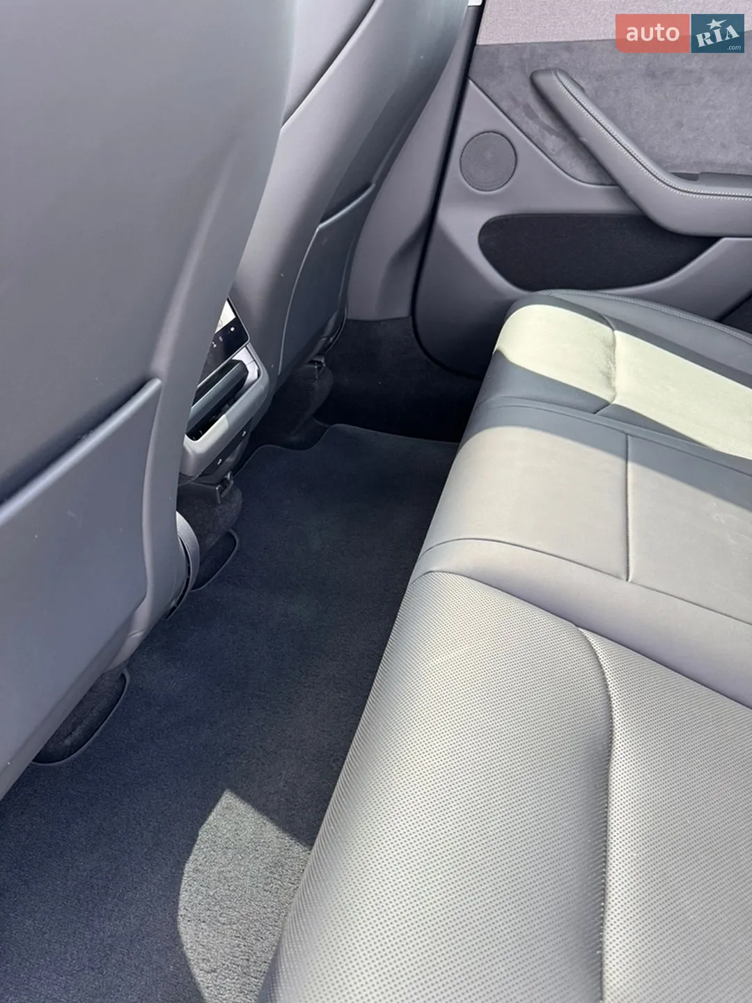 2025 Tesla Model Y - мініатюра 16
