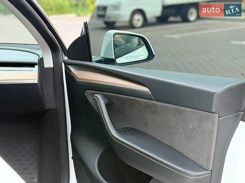 Внедорожник / Кроссовер Tesla Model Y 2023 в Киеве