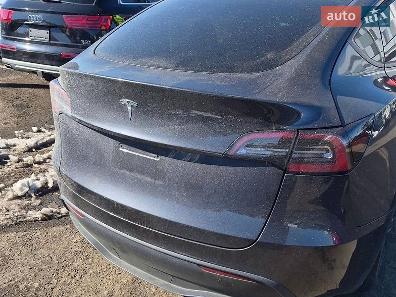 Tesla Model Y 2025