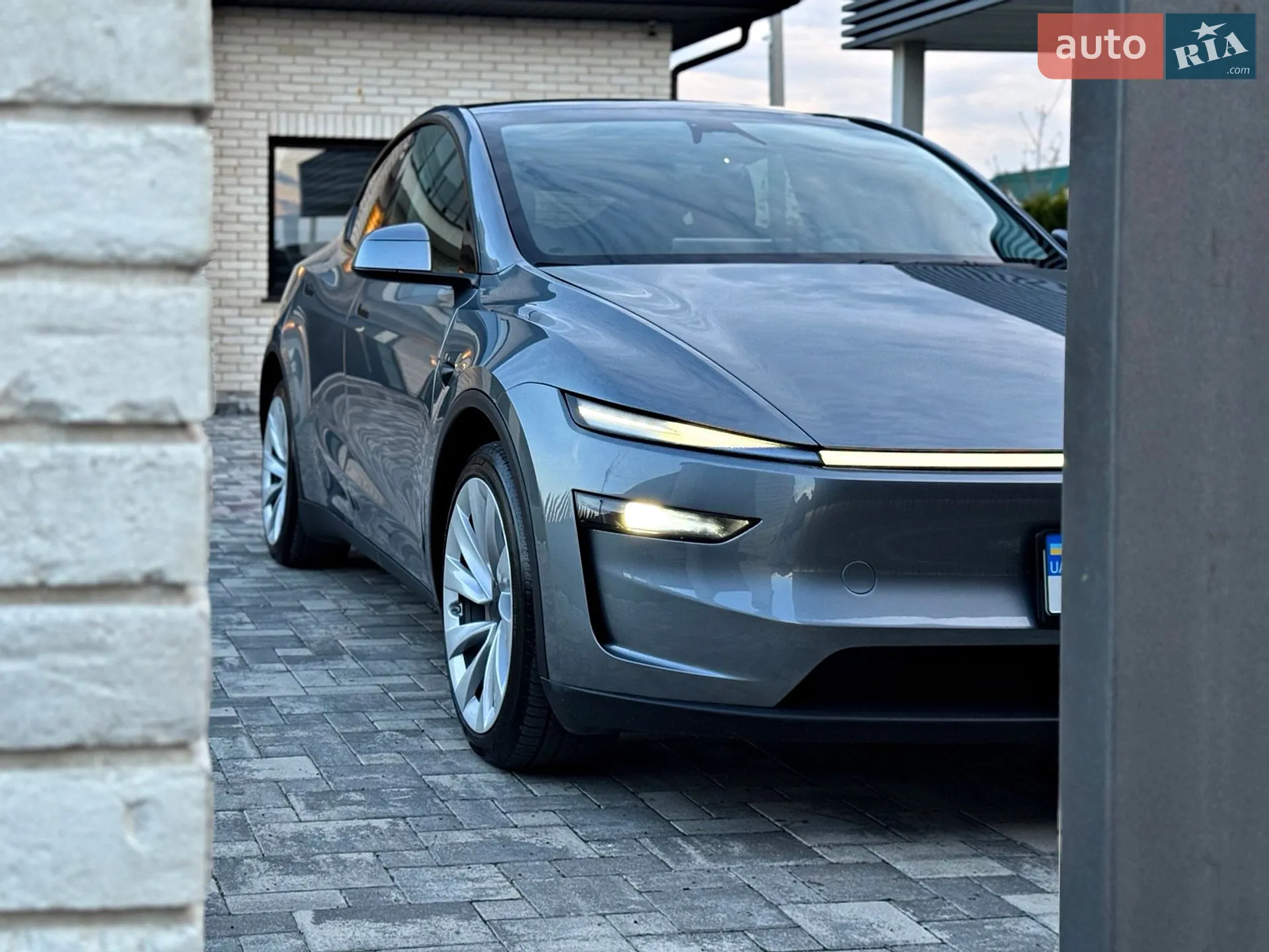 2025 Tesla Model Y - мініатюра 3