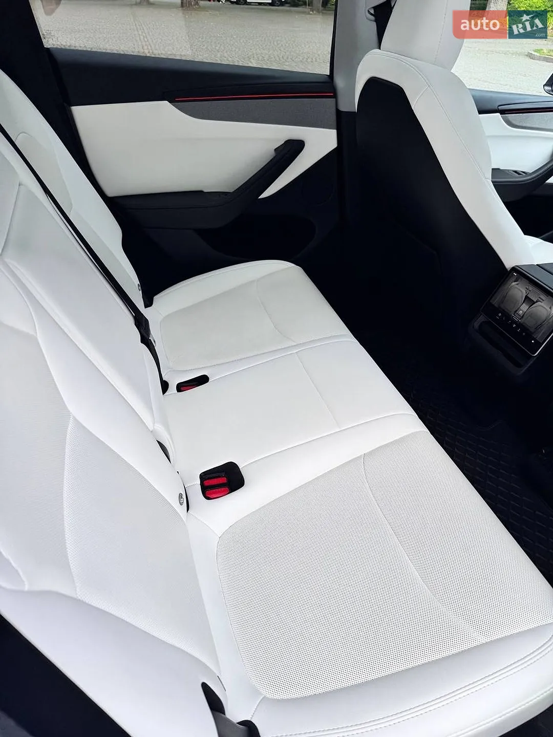 2025 Tesla Model Y - мініатюра 10