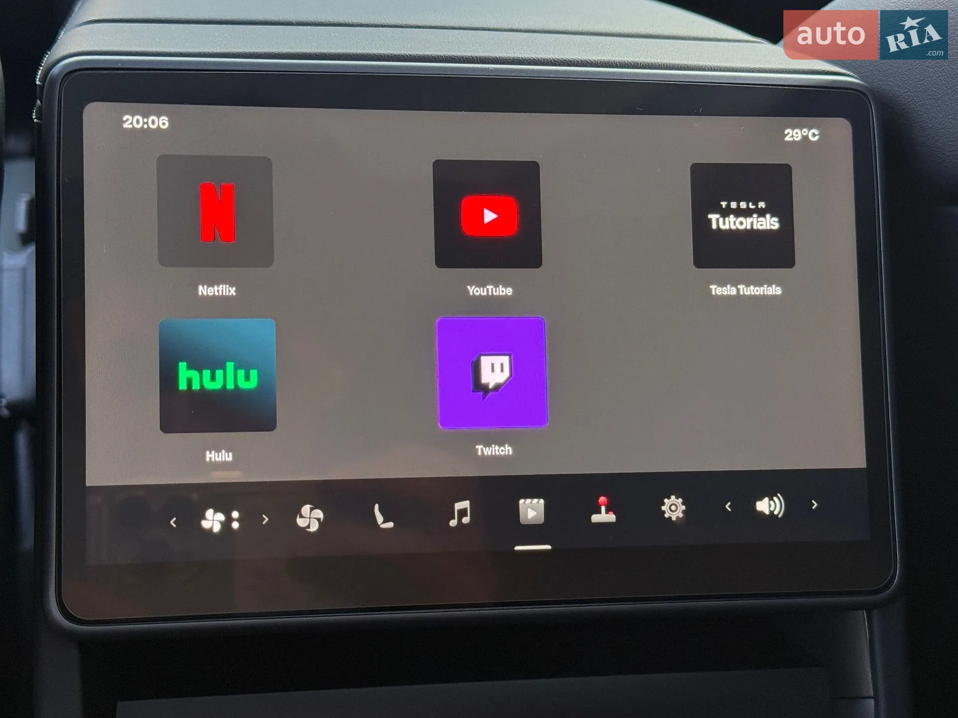 2025 Tesla Model Y - мініатюра 37