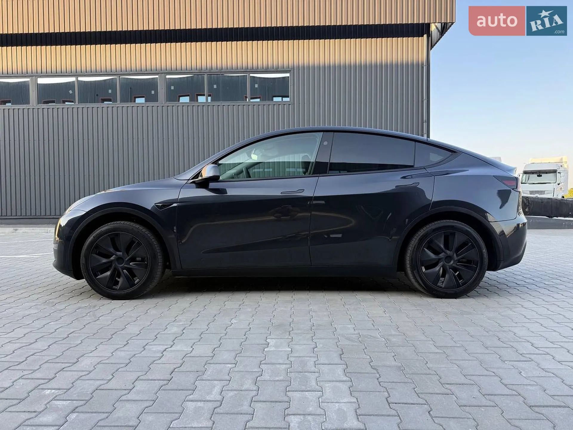 2025 Tesla Model Y - мініатюра 9